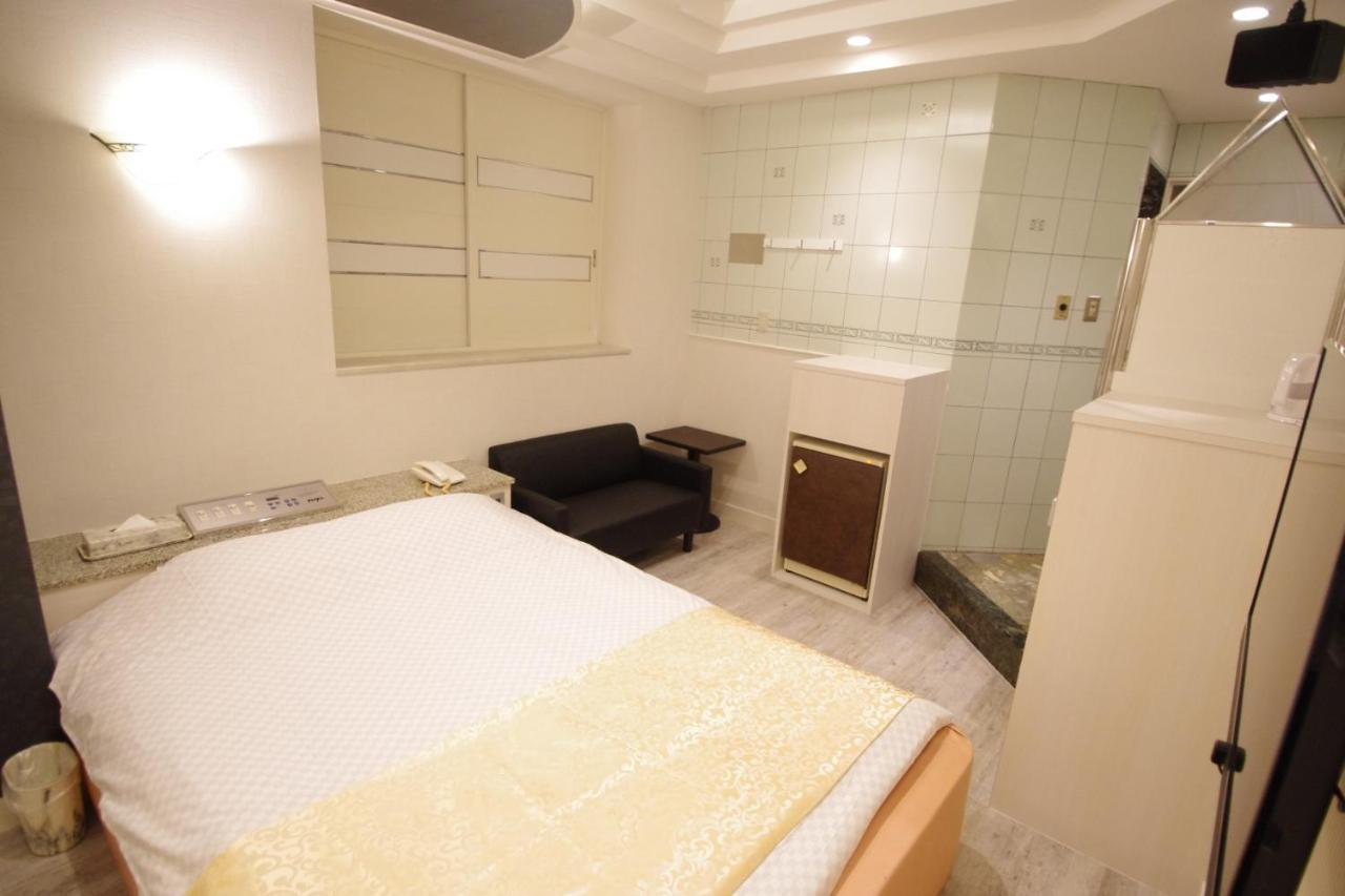 Hotel Crystal 大人専用 Токио Экстерьер фото